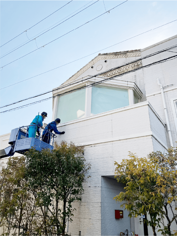 ビル内の工事をしている写真です
