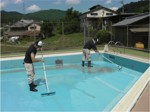 屋上の清掃をしている写真です